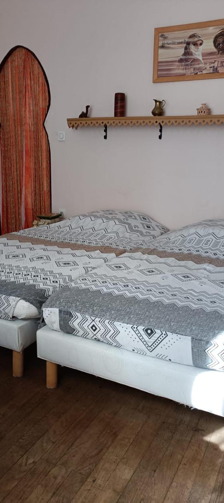 chambres d'hôte dans maison atypique Sancoins Extérieur photo