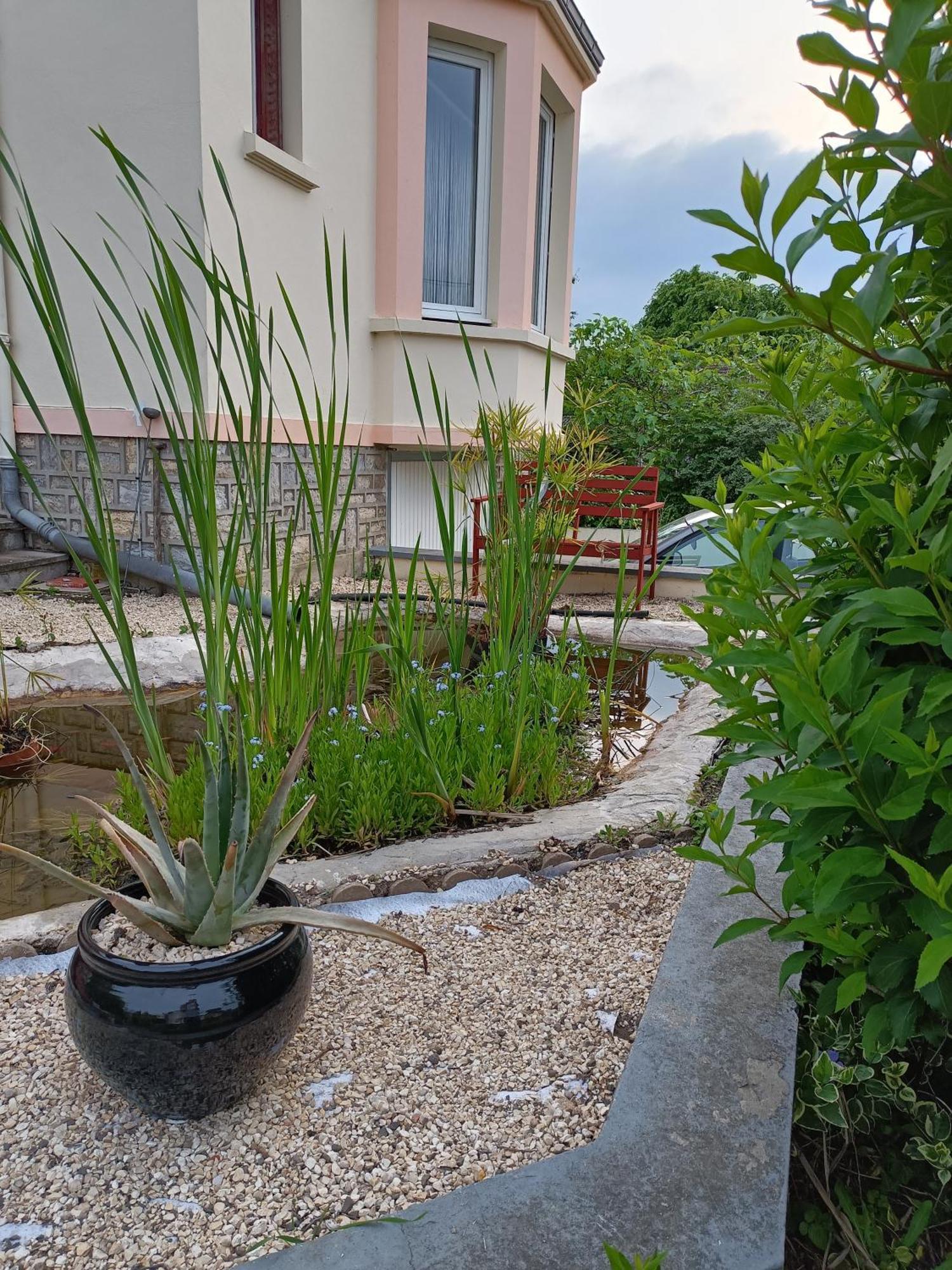 chambres d'hôte dans maison atypique Sancoins Extérieur photo